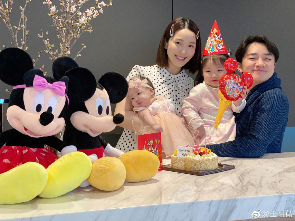 王祖蓝被俩女儿甜蜜叫醒，天韵温柔海静“粗暴”，父女仨互动有爱