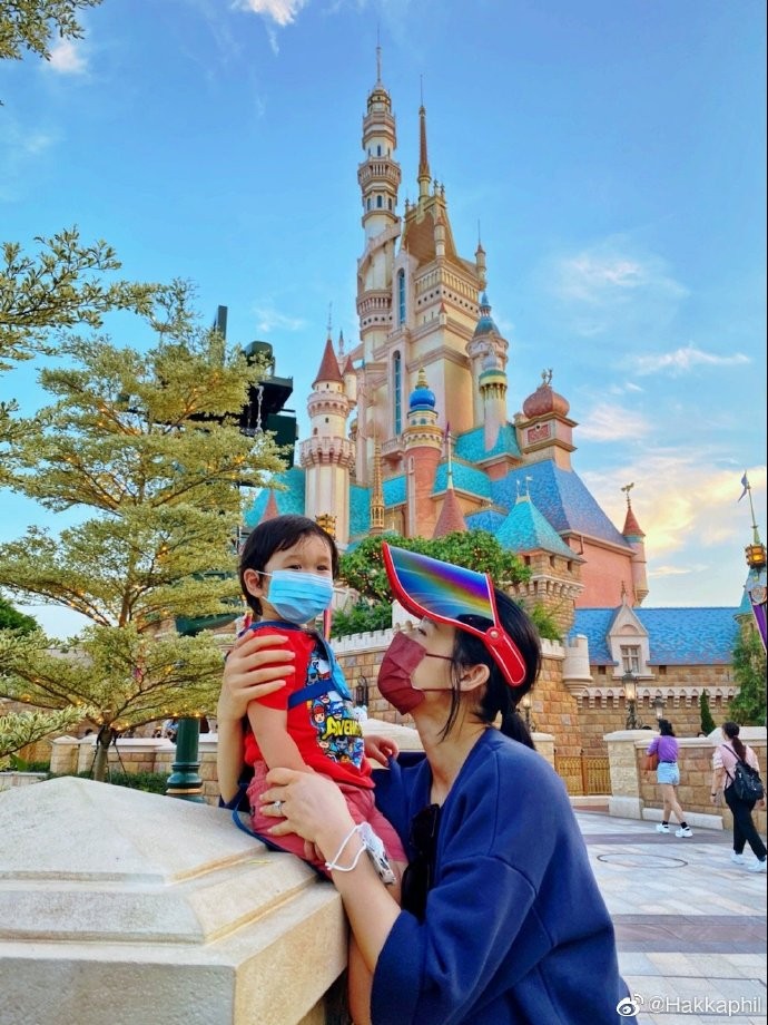 胡杏兒夫婦帶娃過母親節，收兒子花束貼臉親吻，剛出月子就穿短褲