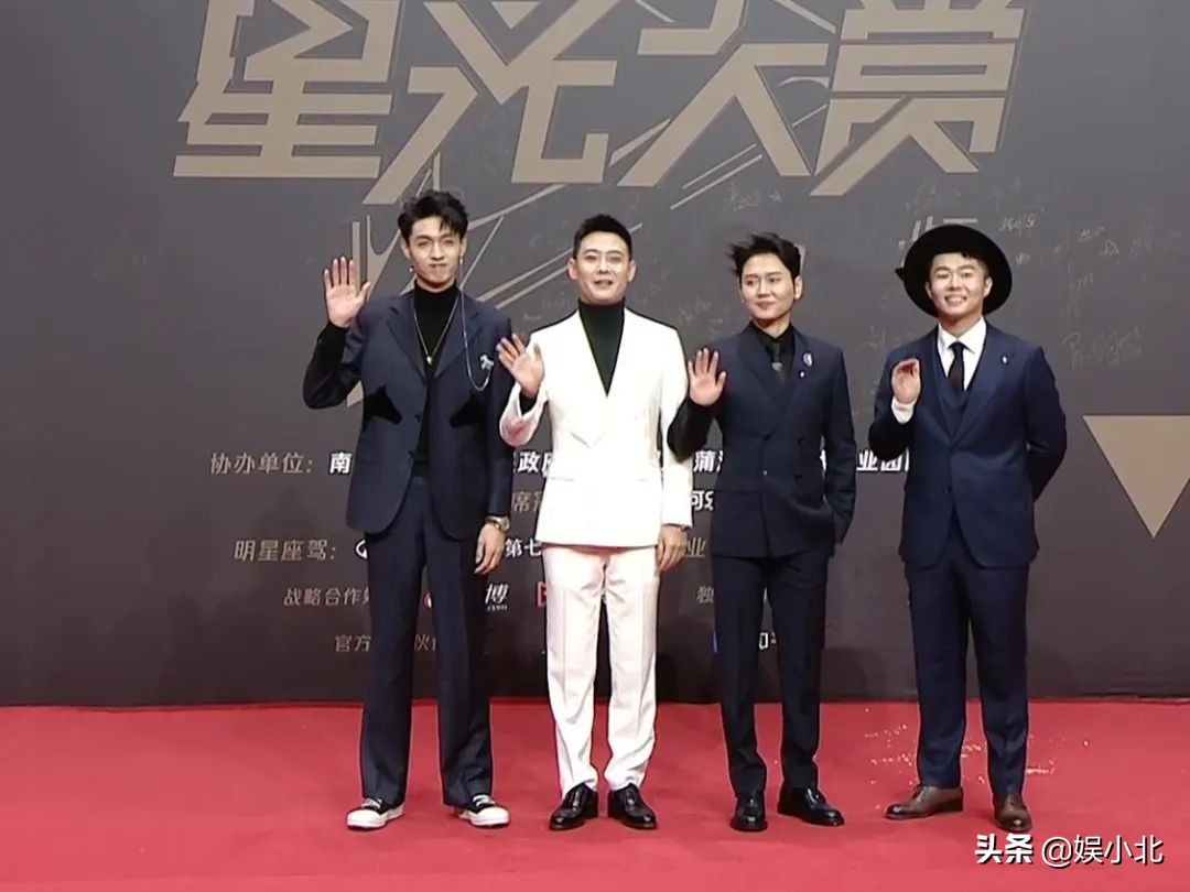 De Yunnan group appears on the stage to receive award, be born forcedly however unripe become group of mouth cross talk, fine number starlight enjoys interesting moment greatly