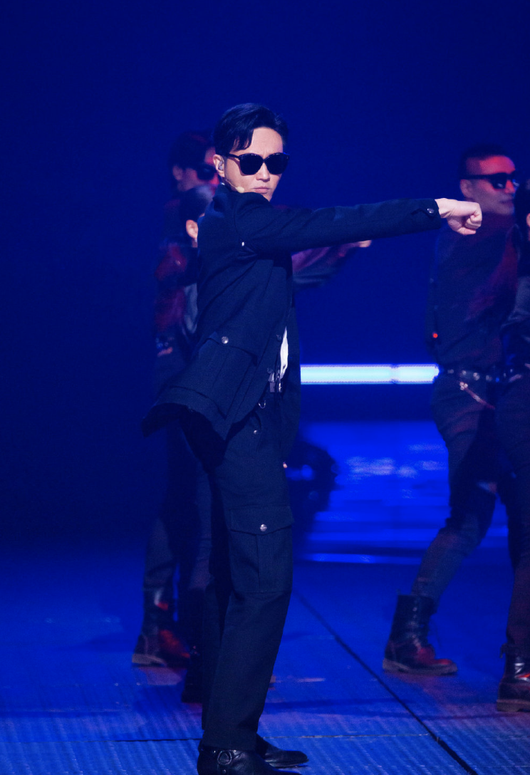 张智霖被獒犬送袁咏仪人偶，调侃很恐怖，靓靓追老公综艺犯花痴