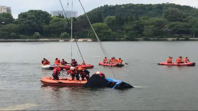 贵州安顺公交坠湖新进展：知情人爆料，司机女