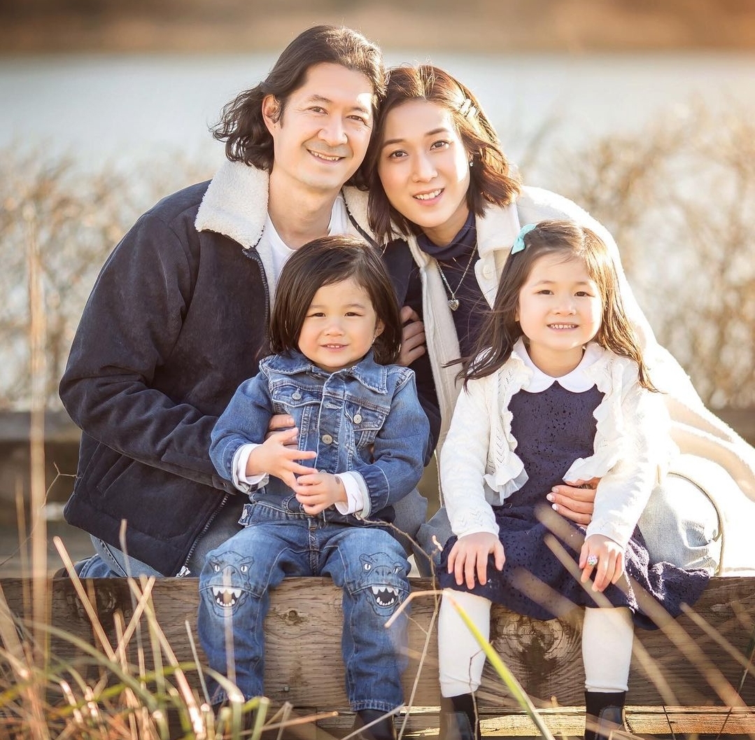 钟嘉欣晒照过父亲节，年长13岁的丈夫笑容和蔼，父子女同框像祖孙