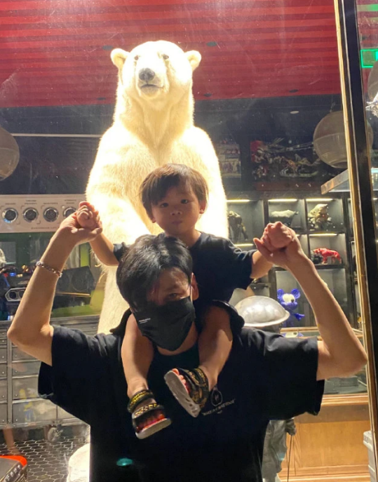 蔡少芬夫妇吃饭被偶遇，张晋紧跟老婆身后似保镖，打车出行超低调