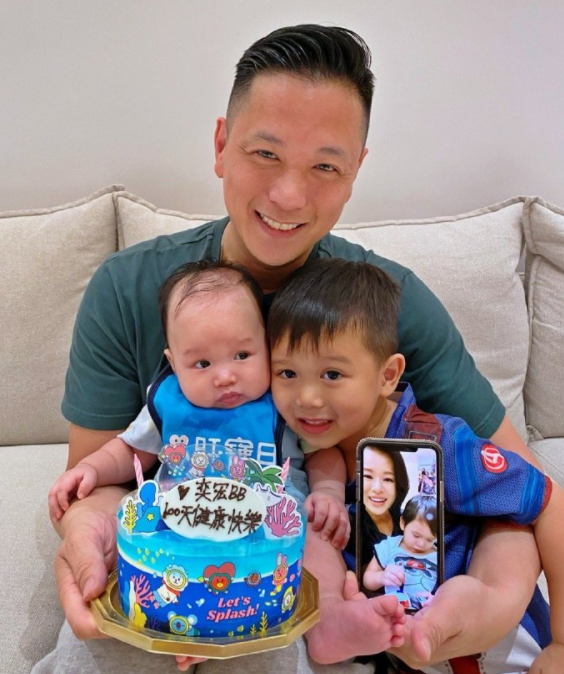 胡杏儿三儿子100天了，老公晒全家隔空合影庆祝