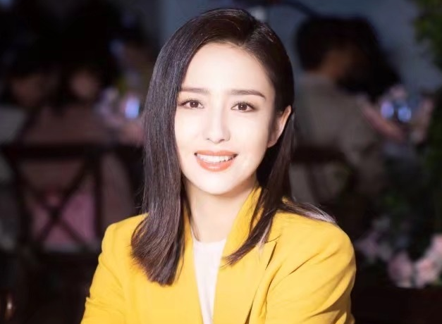 佟丽娅和董璇打卡环球影城，两人不仅酷似双胞胎，婚姻经历也相似