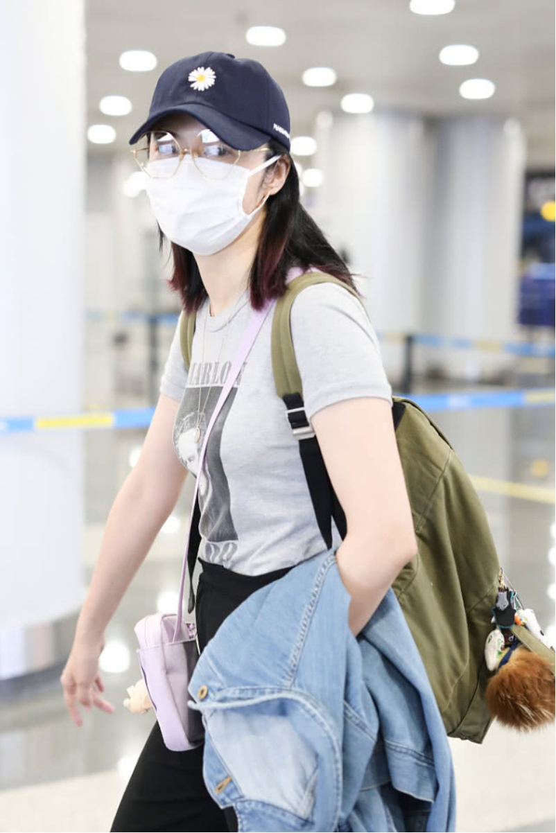 姚晨是胖了吗，穿身休闲装走机场，却感觉把衣服撑的紧蹦蹦