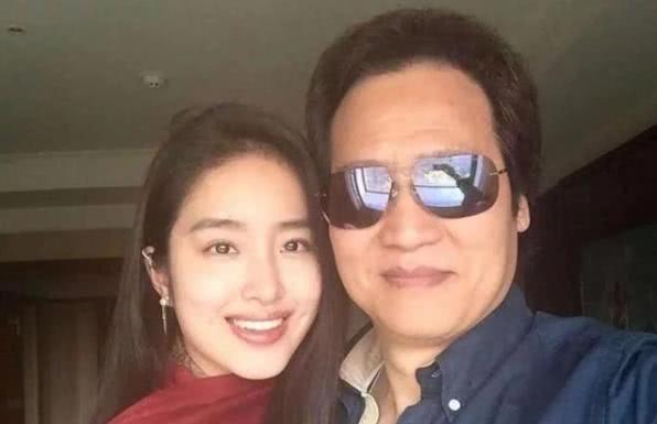 陈金飞携杨采钰外出聚餐，两人前后脚离开，宛