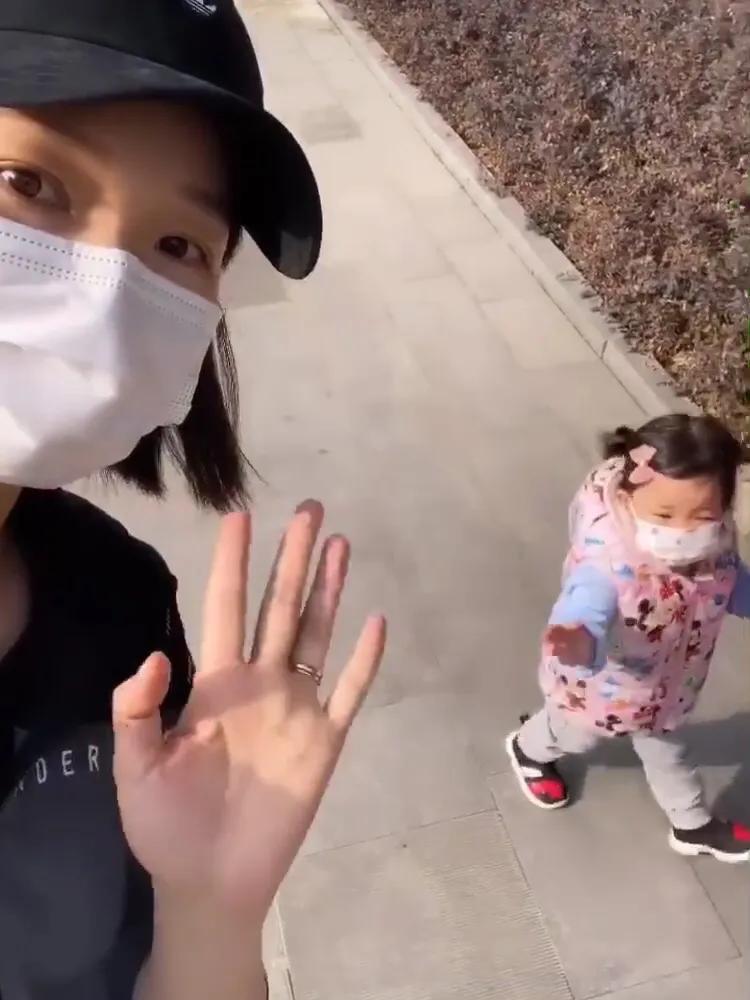 李亞男帶大女兒去散步，2歲Gabby活潑可愛，小奶音超萌