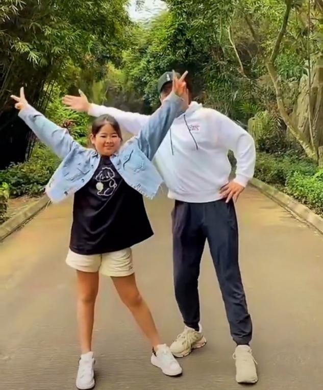 石头近照大变样！14岁与爸爸郭涛同高，曾被妈妈