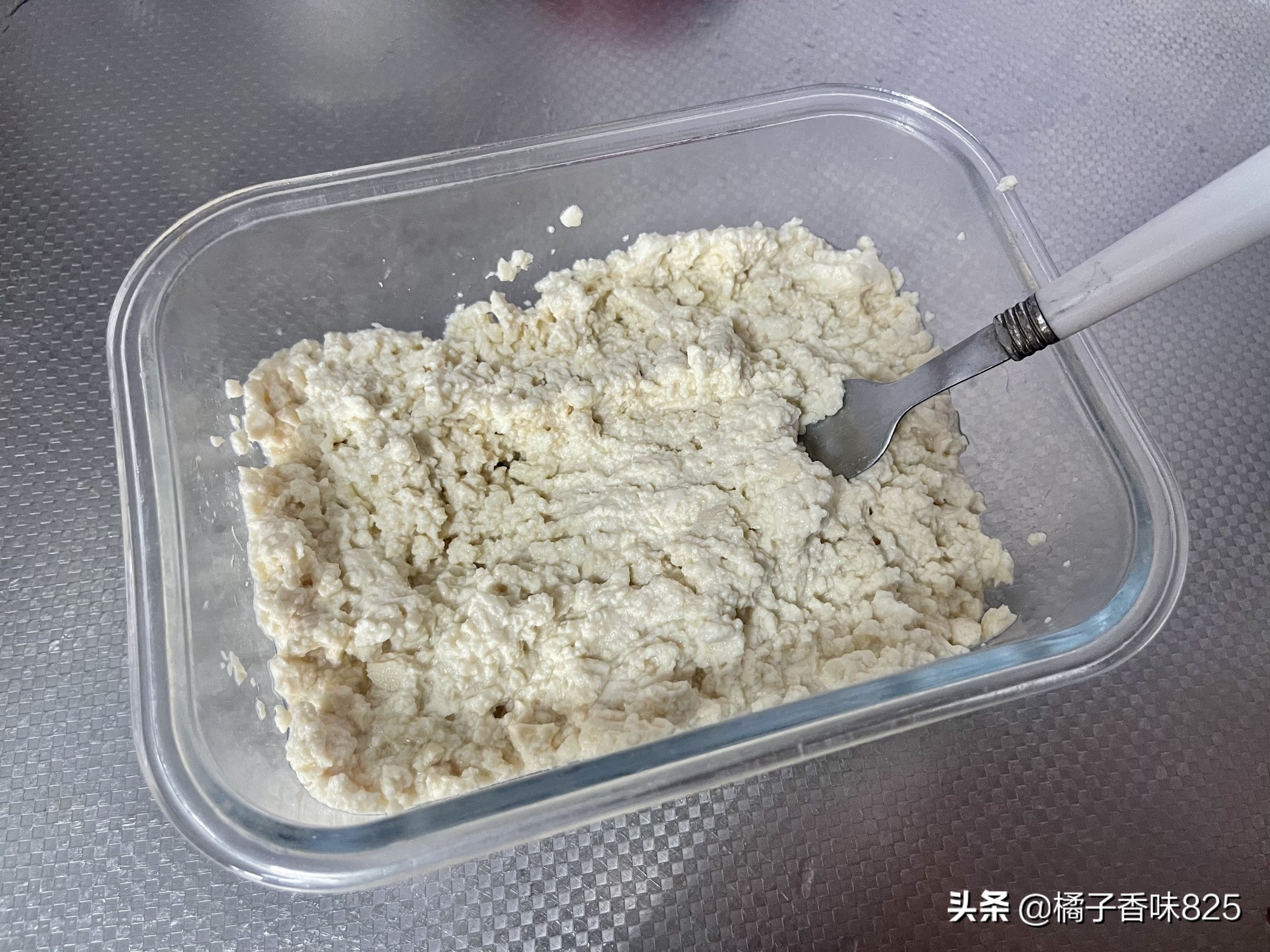 麻婆豆腐吃腻了，试试这个做法，一口一个的小丸子，不加肉也特香
