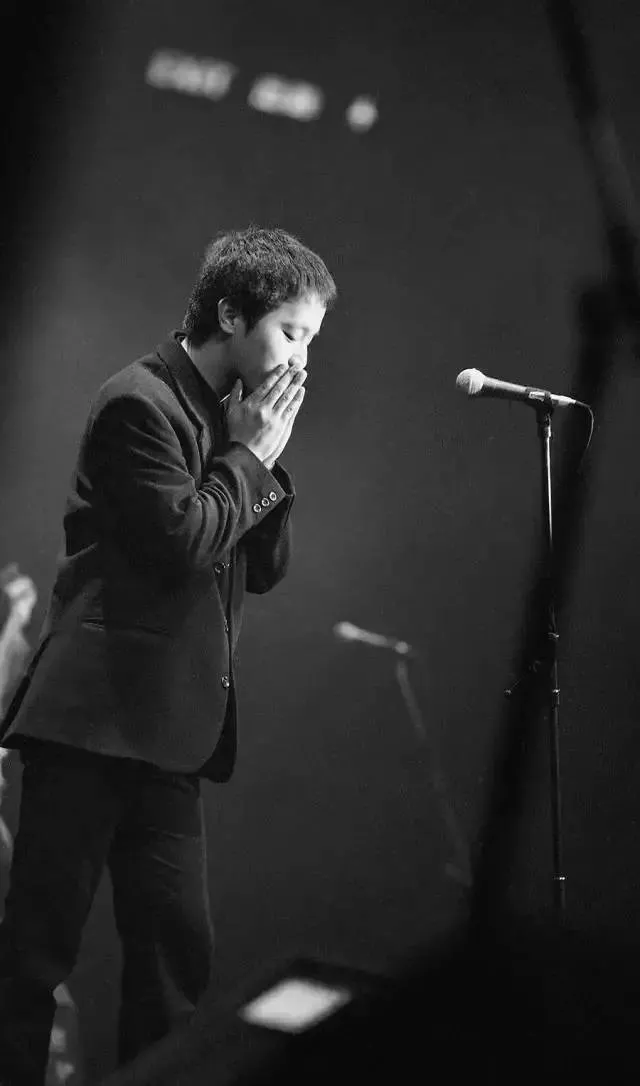 两个中年人牵个手，整个娱乐圈抖了抖