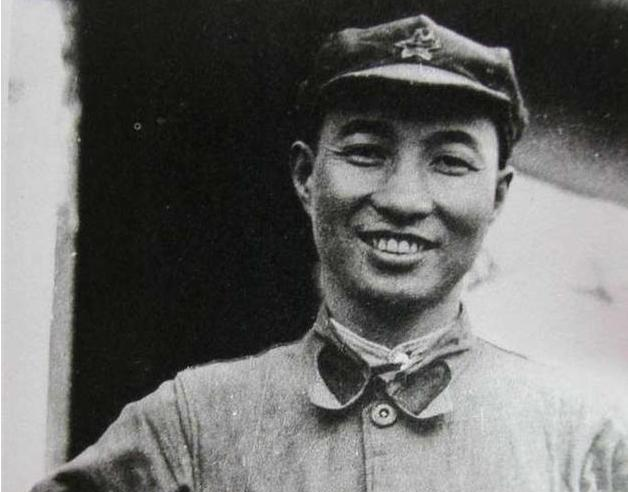 貌美护士冒死救下一战士，22年后来报恩时，女护