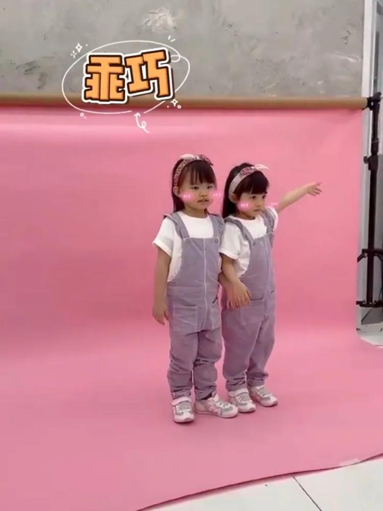 熊黛林帶雙胞胎女兒拍照，姐姐淑女範兒，妹妹活潑開朗很有鏡頭感