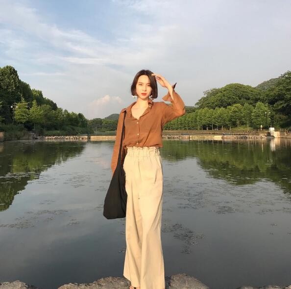 她竟然是两个孩子的妈？自带淡颜短发有一种独特的气质