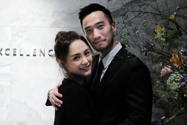 婚姻里的不幸全写在脸上！阿娇面部浮肿穿“奶奶裤”现身被嘲大妈