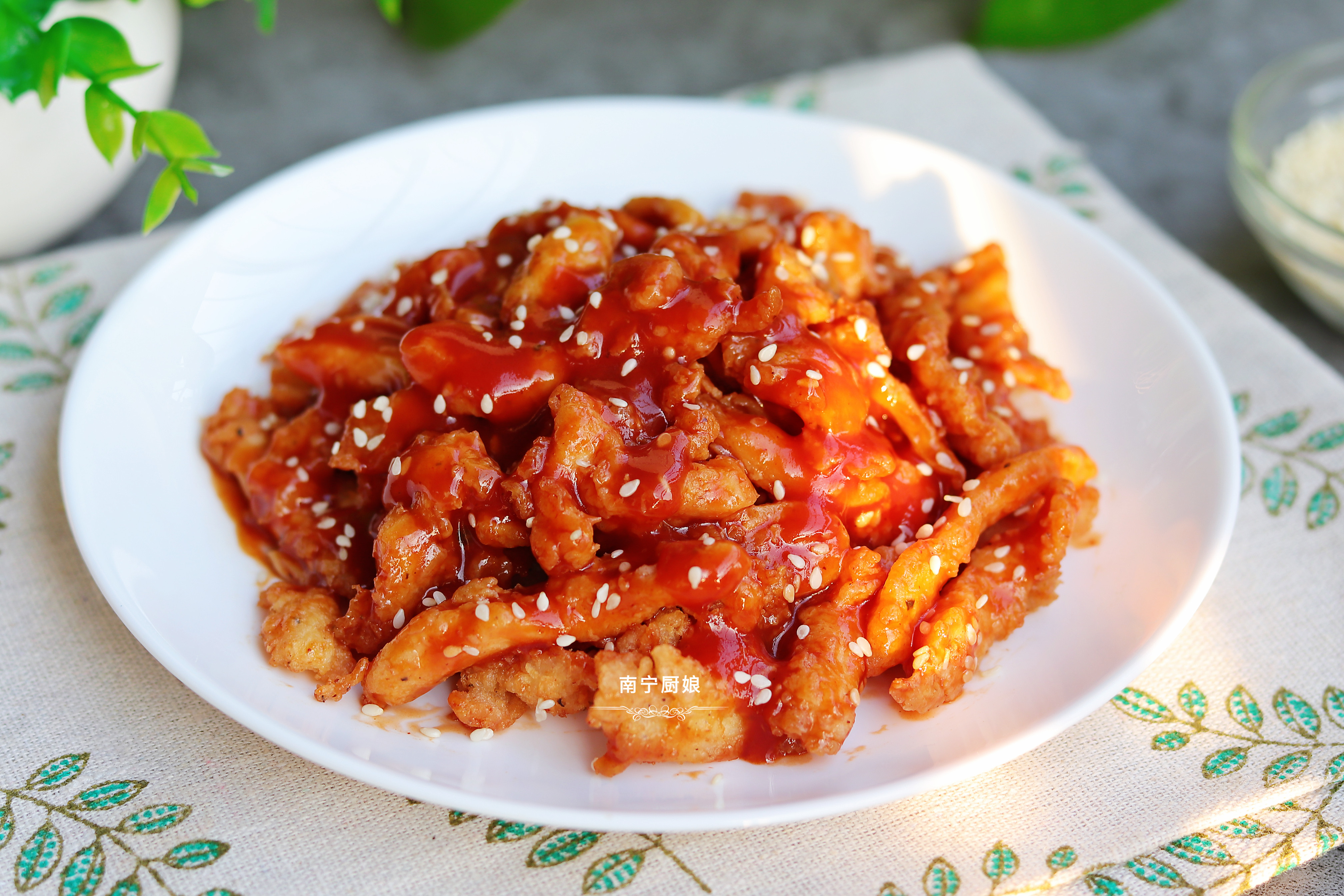 把雞胸肉加入糖醋醬汁，想不到如此美味，不愧是老保姆的拿手菜