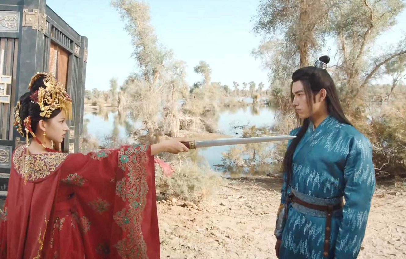 时代峰峻“大公主”，和陈飞宇关系好到片场摸