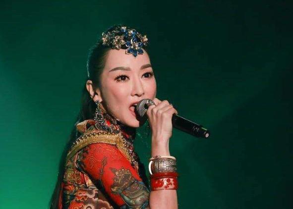 “反拿話(huà)筒”假唱事件后，跌落神壇的薩頂頂去哪了？