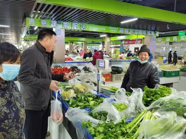 蔬菜疯狂涨价，8元一斤的大葱引发热议，但农民却赚不到钱