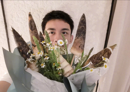 Wu Lei airport is sent bamboo shoot by vermicelli made from bean starch, subliminal practice encircles person good impression, it is detail sees character really