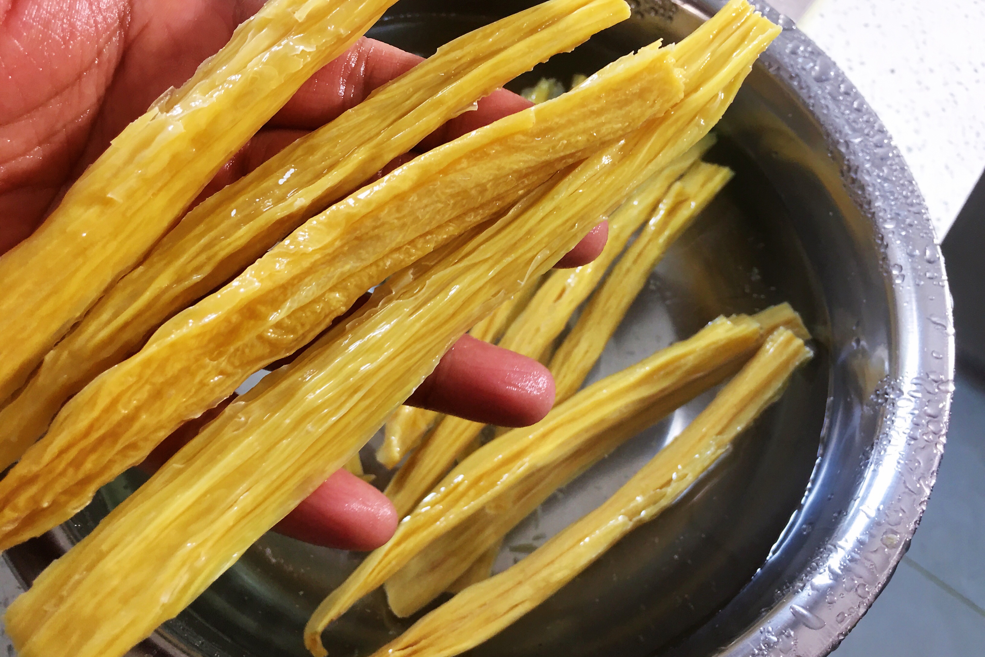泡腐竹，是用涼水還是熱水？ 學會這個竅門，泡得又快又韌還沒硬芯