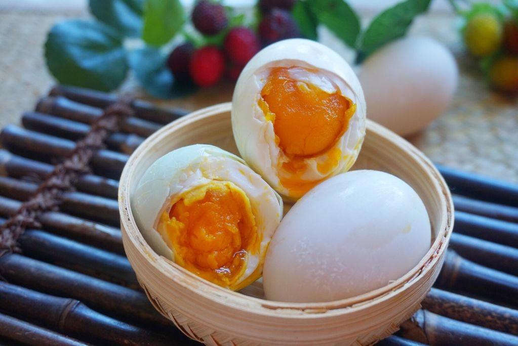 醃鹹鴨蛋有妙招，不用黃泥，不用鹽水，乾淨簡單，個個流油起沙