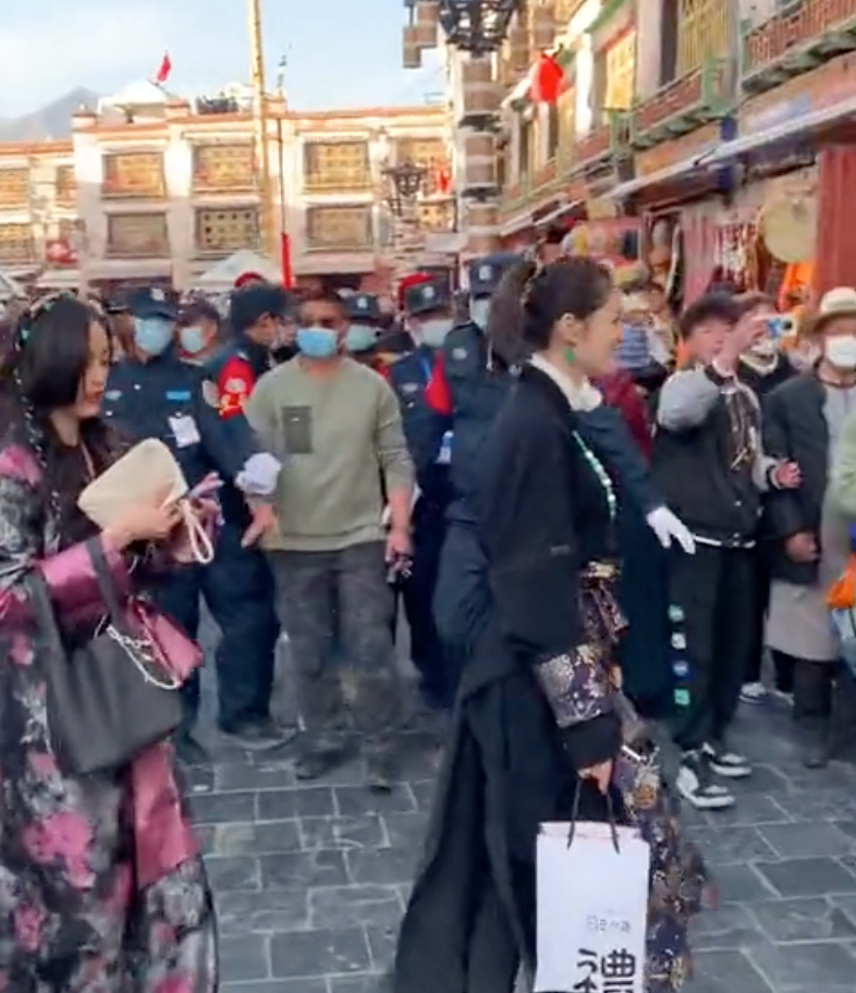 刘涛和秦海璐穿藏服被围观，录节目众保镖围成一圈，两人感情超好