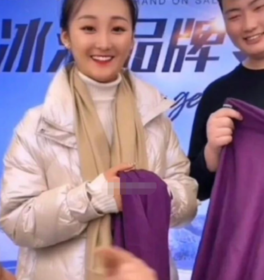 大衣哥儿媳直播怒怼观众，被质疑是圈钱，父母