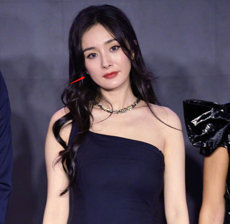 杨幂活动生图被扒，脸部岁月感明显，34岁还能卖少女感多久？