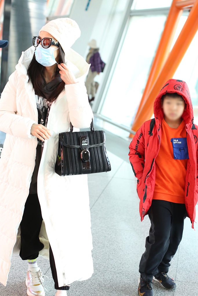 黃聖依帶小兒子現身貴氣有範，4歲安麟自推行李乖巧懂事