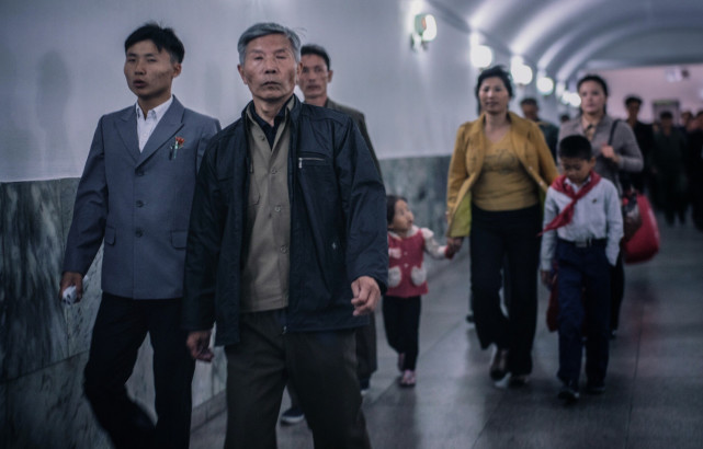 朝鲜男人流行这样的发型，平壤的马路非常宽敞