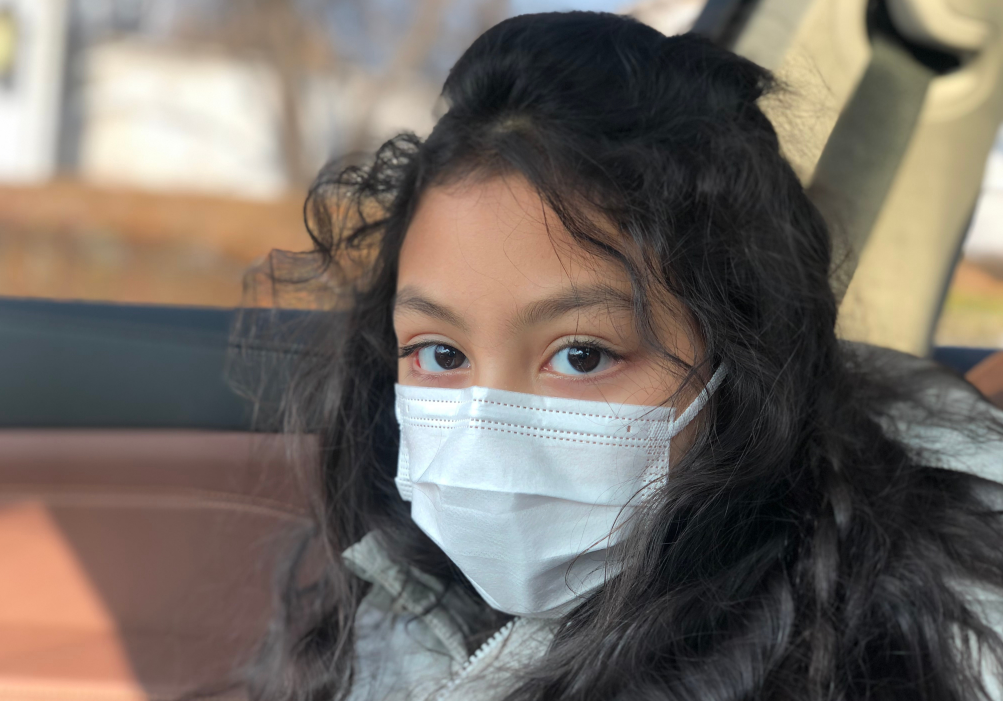 劉燁妻子曬女兒九歲生日照，雙眼有神皮膚黑，一對兔牙搶鏡