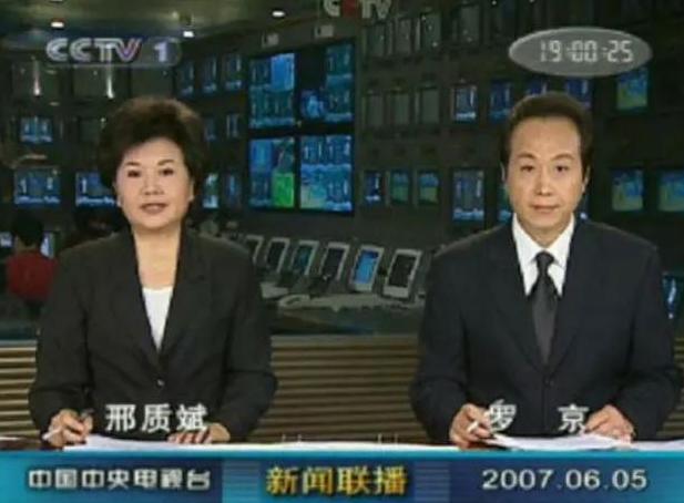 她主持《新闻联播》零失误，曾获金话筒奖，却
