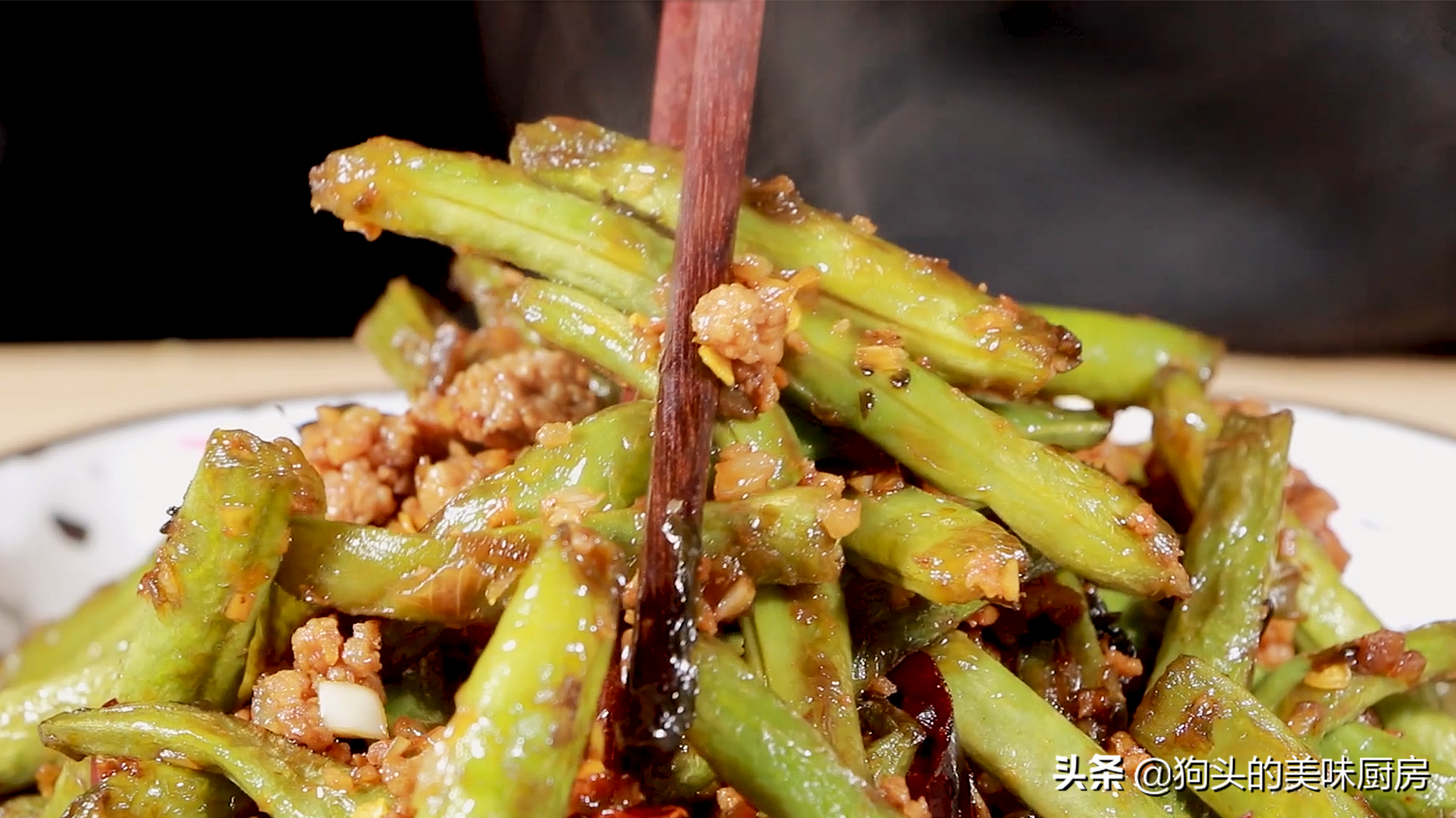 乾煸豆角有人焯水或直接炒，怪不得不好吃，教你一招，鹹香又入味