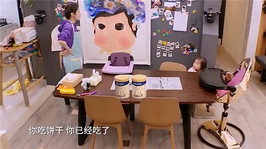 賈靜雯和修傑楷的幸福之家，客廳無隔斷更寬敞，鋪地毯打造休閒區