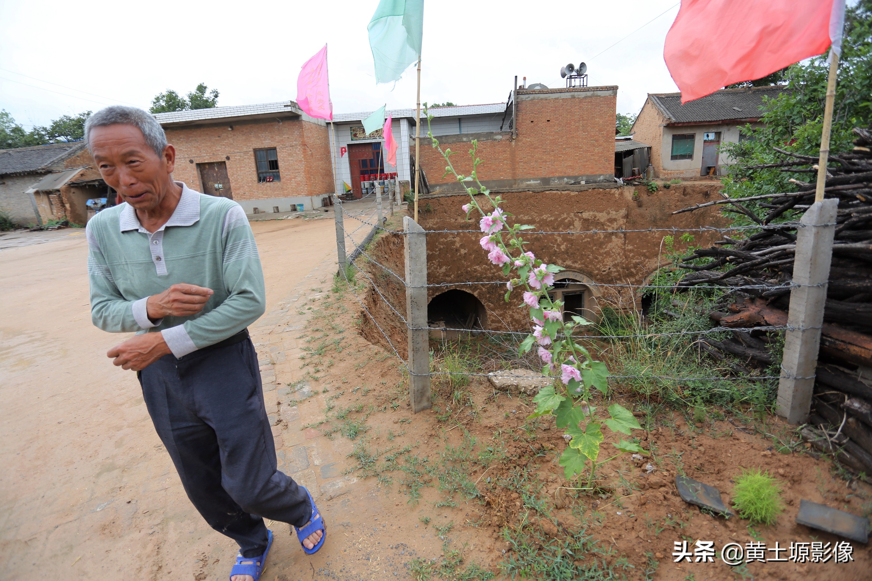 一场大雨过后，晋南农民一夜未睡存满了80桶雨水，他存水要干啥用