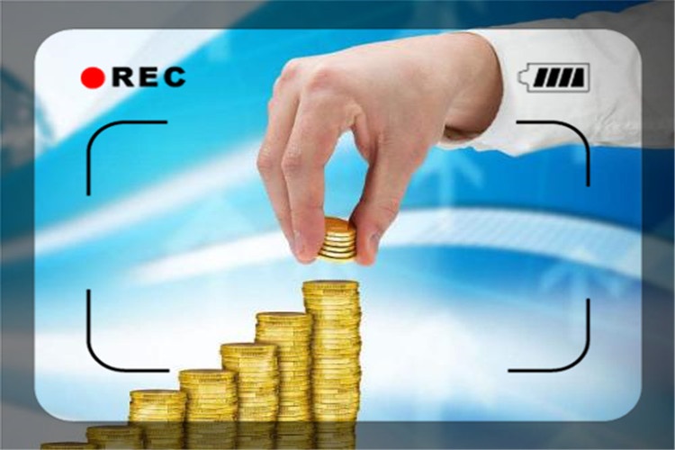 一个人有5万元存款，到底是买股票还是买基金呢