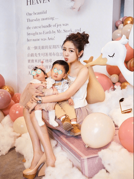 安以轩夫妇庆祝儿子满两岁，66和妹妹罕露正脸，一个像爸一个像妈