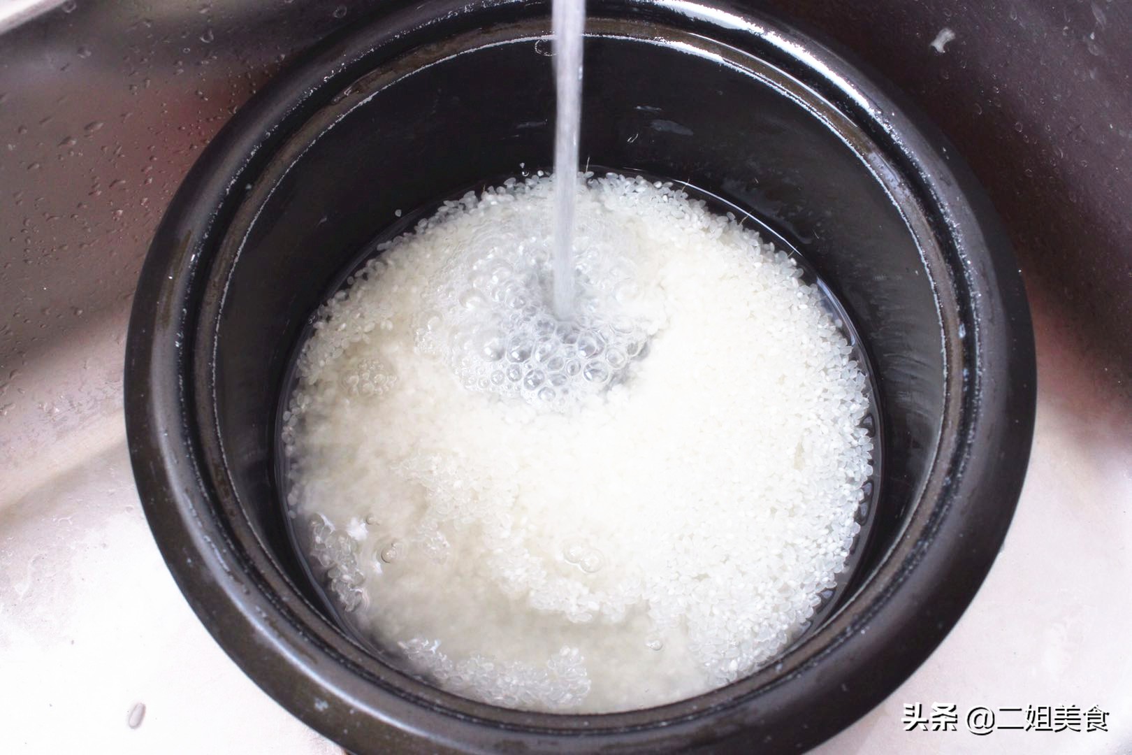 淘米水是好寶貝，別再倒掉了，教您淘米水的3個用法，簡單實用