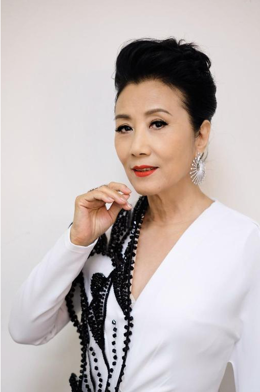 汪明荃用塑料布铺桌子显寒酸，却被曝房子值六千万阳台能站50人