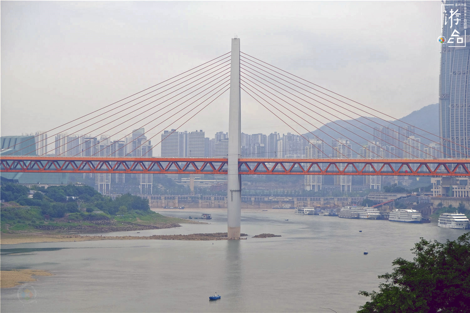 重庆不可忽略的两座大桥，轨道与公路并行，因游客太多被交通管制