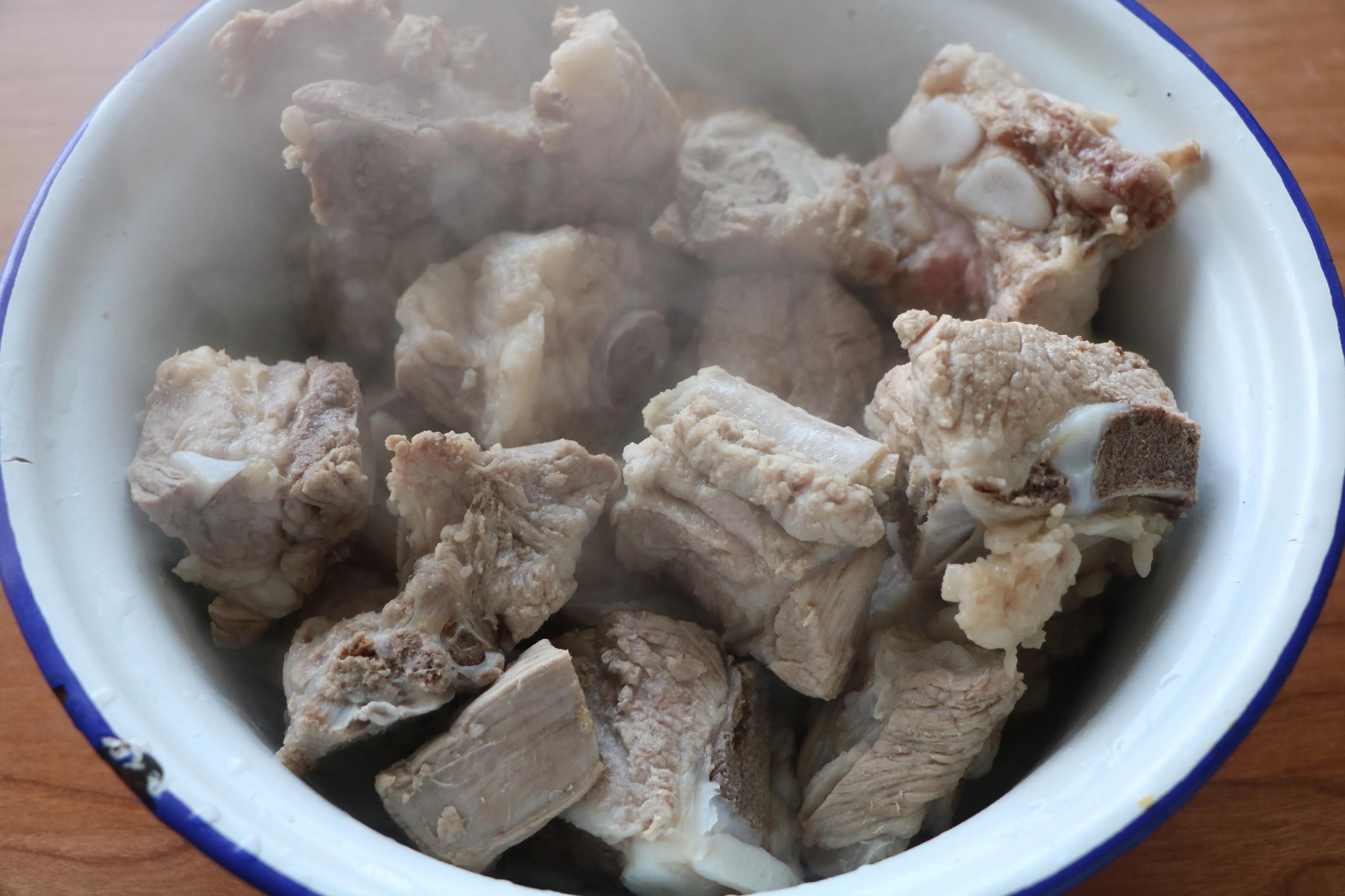 除夕年夜飯，孩子最愛的糖醋排骨，不用油炸，一碗料汁就搞定！