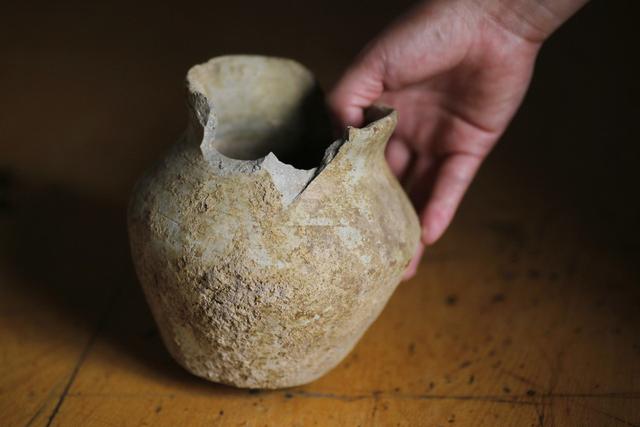 伊拉克挖出几个破罐子，引人围观，专家：中国