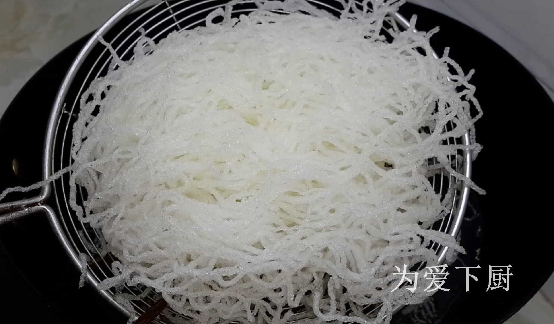 油條這做法才好吃，鍋裡炒一炒，個個焦脆香甜，出鍋全家人都愛吃