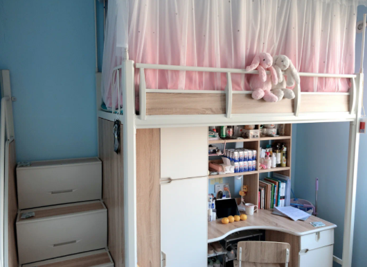高校寝室的“天花板”，夫妻宿舍成景点，高考生：拼搏一年上南开