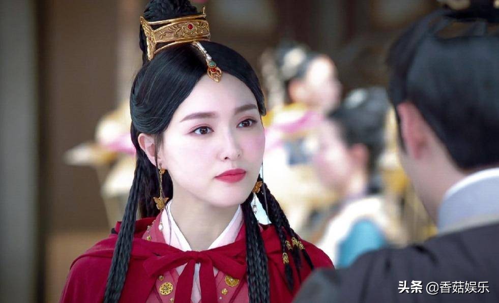 唐嫣晒女儿追剧照 宝宝小肉手出镜比ok手势超可爱