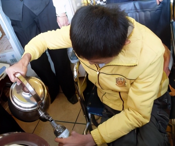 汶川地震中，那個捐款185元的殘疾小乞丐龔忠誠，如今怎麼樣了？