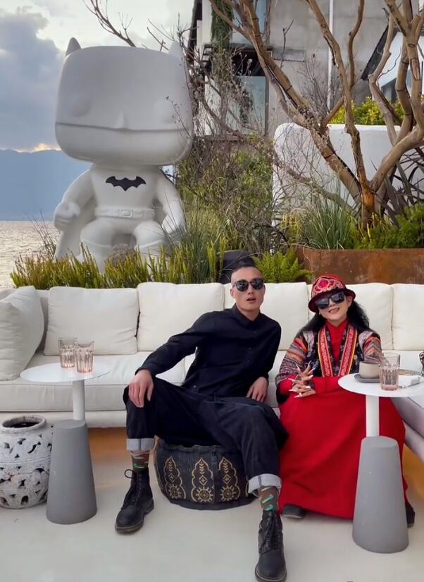 62岁杨丽萍和小鲜肉在月亮宫欣赏美景，网友：恋