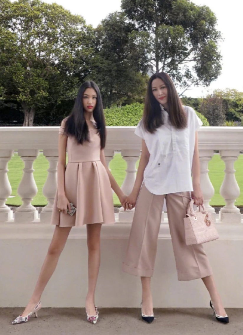 任达华15岁女儿近照，近1米8身高腿长赶超妈妈，蛮腰仅一把粗