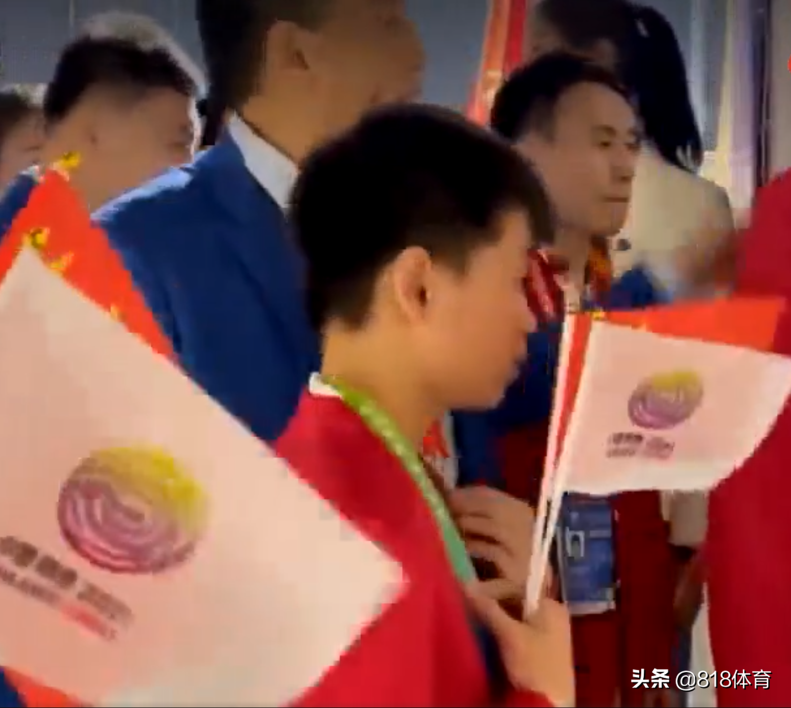 乖巧!全红婵开幕式候场,小姐姐称赞:你真厉害!红姐点头微笑:谢谢!